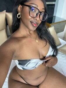 YallianaBrooks Sweet and very provocative... come on 👀❤️ Pic