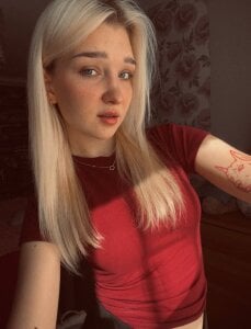 Lara_Blue Public Pic 3