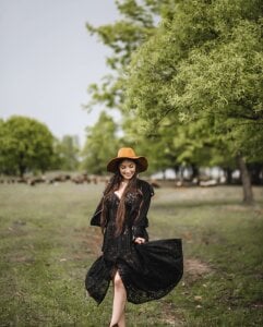 Viktoria_Grand Your girl with a twist Pic 5