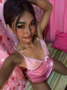 katrina_bigcock69 cool under pressure confident with the great smile Immagine 