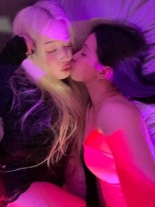 BabyMooon The brunette and the blonde are whispering their secrets to you… Wanna find out? 🔥 Poză 7