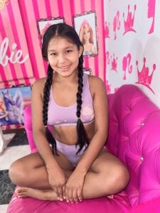 babyschoolgiirl Public Pic 3