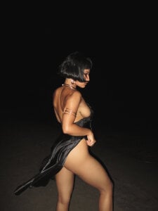 ninaa_sky The sea does not tame me, it accompanies me. 사진