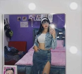 Ela_James_ Public slika