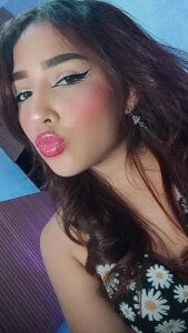 YaraShine Selfie time Pic 4