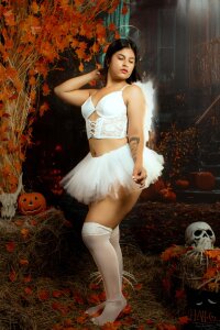 lizziemontana2 👻Trick or kiss?🎃 you choose.😈 Gambar 2