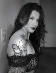 karlamorris_ Between shadows, I am light Pic 4