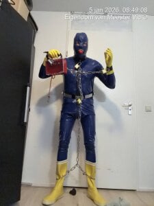 Public de latexslaveboy  2 photos