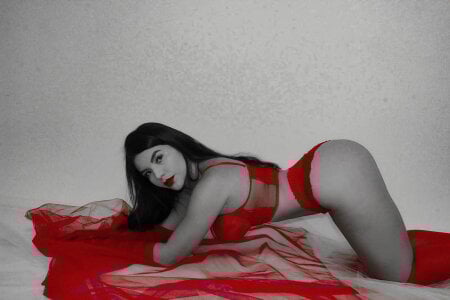 ValeriaRoldanX red, like the desire I have for you Pic 2
