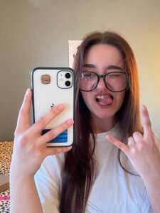 Melly_Kiss Public Pic 4