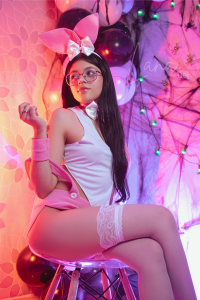 lana_dolの🎃🐰This bunny doesn’t hand out candy… but she sure knows how to sweeten your night 😈🍭の 3枚の写真