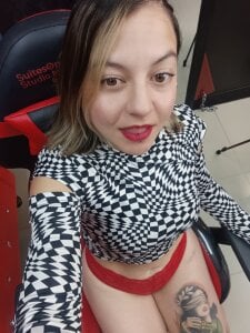 ArianaSommersor the red? Bild 2