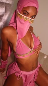 Amira_Alzahra I have a craving... and it smells like you. Foto 3