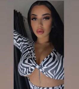 Carla_Shine Public Pic 4