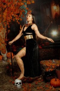 LORELAIGIVEN 👻Trick or kiss? you choose.🎃 Pic 2