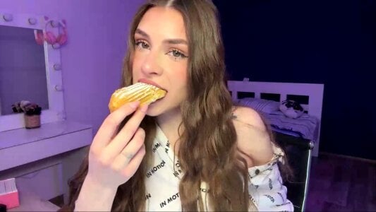 MachelleSpader Eating a sweet cclair Hình