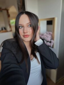 Hailey_naughty Public Pic 3