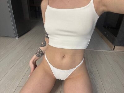 Alice_wooowのI love my tight croptop ♥の 3枚の写真