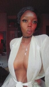 Curvy_slutty Public Pic 4