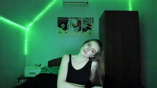 tinyglow Just posing 🤪 my first stream 圖片 5