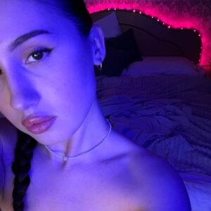 Emily_Lews Me Hình 2