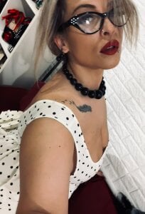 ZoeMesmerize RETRO glasses🤍White lil cute, full of dots dress⚪️⚫️ Pic