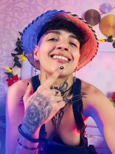 b3k_afrodict sexy gardener Pic 2