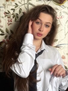 ArielSykes 𝑂𝑛 𝑎 𝑠𝑜𝑓𝑡 𝑏𝑒𝑑🤍 Pic 3