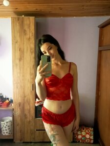 alisson_972804 Front On Mirror Pic 2