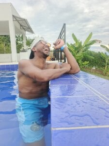 big_black27 Día de piscina Pic 3