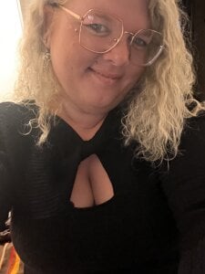 CurvyAnonymousGirl89 Public Photo 4