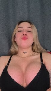 Hillary_Well Public صورة واحدة|Hillary_Well Public صورتان|Hillary_Well Public  صور|Hillary_Well Public  صورة