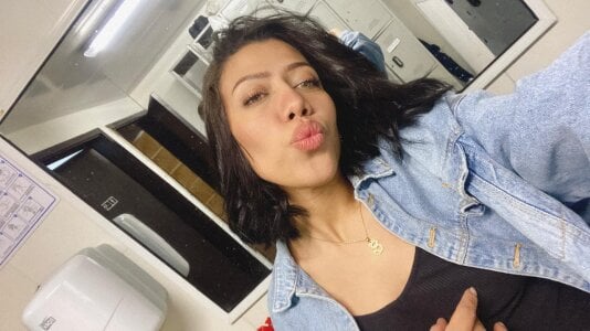 Zoe_Bakerr Public Pic 4