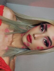 ChristinaSaphier Happy Valentine's Day 💌🩷💟💋 টি ছবি