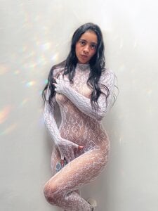 Kata_harrington white makes me look elegant Pic 3