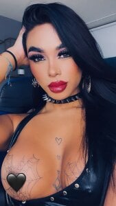 A gaze that commands, a beauty that commands. 🔥✨ de tinaqueen_noa  2 Imagens