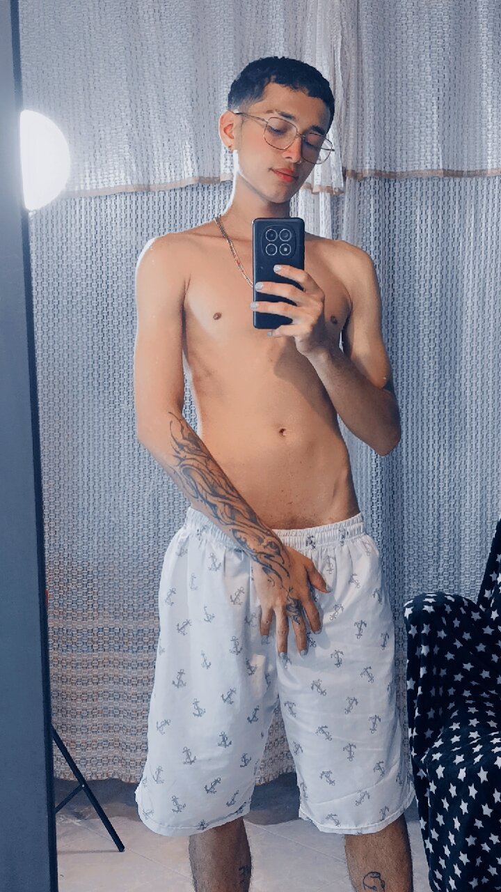 CharlieeBlak3 Poz ă populară 4367