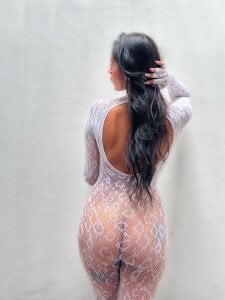 Kata_harrington white makes me look elegant Pic