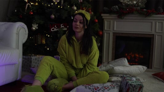 SeductiveMom Who said the Grinch can’t be sexy? Christmas just got hotter. 🔥🎄 Pic 4