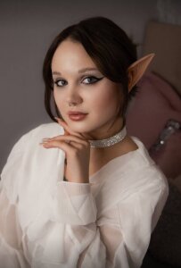 AprilFarrowy Public Pic 2