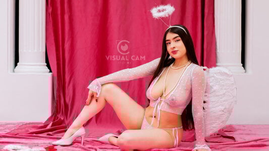 EmiliClarke Happy Valentine's Day!💖✨ Pic 2