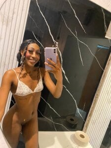 Anamonrroe 🍒 Gambar 2