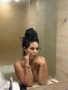 Dakota_diaz_ Alone with my reflection Kuva 4