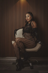Bethany_Jones Public Pic 3