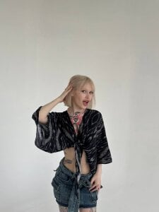 Golden_Aline Public Pic 2