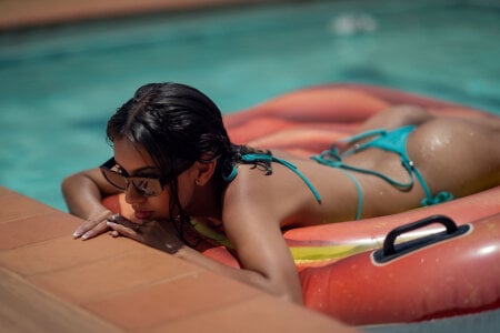 giselleclair_ Pool day Pic