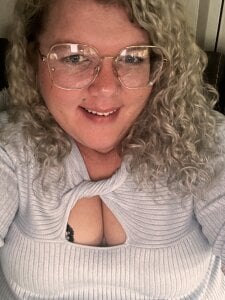 CurvyAnonymousGirl89 Public Photo 2