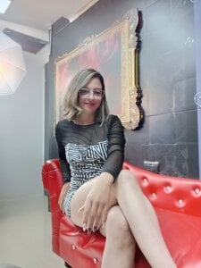 ArianaSommers sexy skirt Pic 2