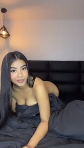 Naomy_gyal at bed between sheets Pic 6