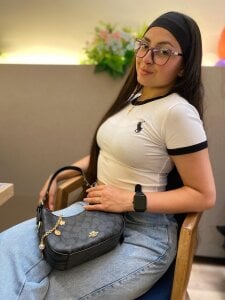 ArianaDominguez_Pink Public Fotka 2